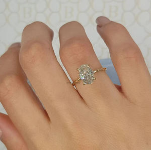 Anillo de moissanita solitario de corte ovalado minimalista de 1,75 quilates en plata de ley 925 con precioso anillo de boda con puntas de garra para ella - Product Image 3