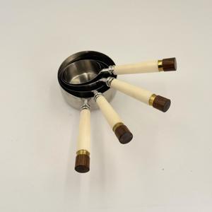 Juego Profesional de Lujo de 4 Piezas de Tazas y Cucharas Medidoras de Acero Inoxidable con Mango de Madera y Resina para Hornear - Product Image 3