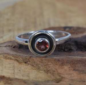 Anillo de Plata de Ley con Granate Rojo, Joyería Hecha a Mano con Piedra de Nacimiento de Enero, Elegante Regalo de Piedra Preciosa para Mujer - Product Image 6