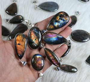 จี้อัญมณีลาบราดอไรต์สีม่วงหลายชิ้นสร้อยคอลาบราดอไรต์สีม่วงขายส่งสำหรับขายปลีก - Product Image 1