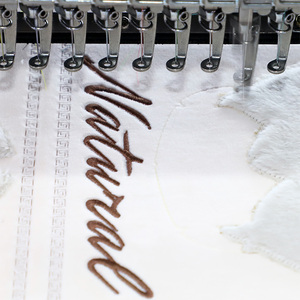 Machine à broder automatique numérique pour vêtements, patchs et logos - Product Image 1