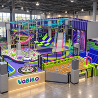 Parc de jeux intérieur commercial Wave Ramp avec toboggans tubulaires, piscine à balles, parcours de cordes, jeux sensoriels et obstacles d'escalade pour FEC 3D