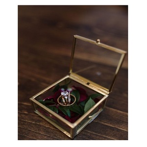 Caja de anillos cuadrada de diseño admirable, de la mejor calidad, con marco de hierro dorado y vidrio, para guardar anillos, ideal para regalos de boda. - Product Image 1