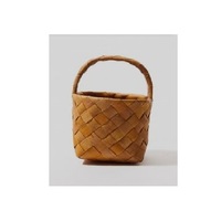 Panier en bambou fait à la main avec tissage traditionnel rustique pour la cuisine, le pique-nique et les besoins quotidiens.