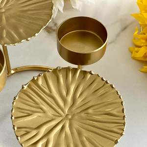 Bougeoir votif en métal design avec finition artistique, parfait pour les célébrations festives ou la décoration. - Product Image 1