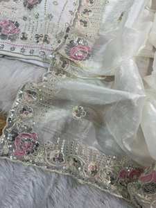 Collection exclusive de saris brodés en soie à usage traditionnel disponible au tarif de gros pour les tenues de fête - Product Image 3