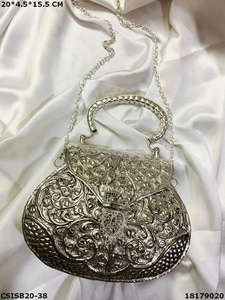 Bolso de mano de latón nupcial de diseñador hecho a mano a precios razonables para mujer y venta caliente nupcial Fabricación en India por ARTESANÍA DE LUJO - Product Image 5