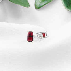 Boucles d'oreilles clous en argent sterling avec pierre précieuse grenat baguette - Bijoux de naissance en gros - Product Image 5