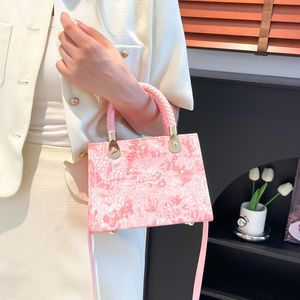 新款时尚中式方形斜挎包，搭配亚洲融合设计，配有手柄和肩带。 - Product Image 1