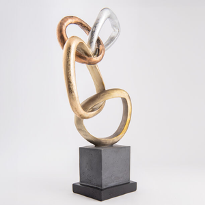 ... Escultura moderna de aluminio dorado brillante y bucle de anillo entrelazado - Product Image 1