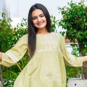 Top Corto de Algodón Moderno, Diseño Minimalista, Tejido Transpirable y Suave, Atuendo Cómodo para Mujer - Product Image 2