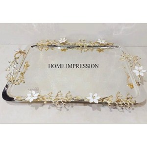 ถาดเสิร์ฟดีไซน์พิเศษ ผิวสัมผัสแบบตอกลาย สีเงินขัดเงา ประดับด้วยใบไม้ชุบทอง และดอกไม้สีขาว - Product Image 1