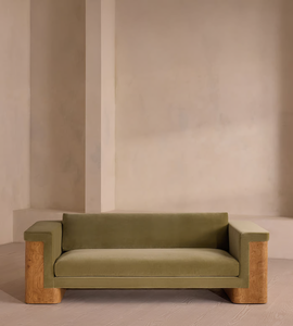 Divano di Lusso Modernista a Tre Posti in Velluto con Struttura in Quercia Personalizzabile per Villa e Soggiorno - Product Image 1