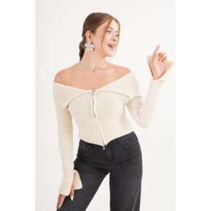 Blusa de punto con cremallera completa y adornos de pedrería para mujer, diseño de cuello Madonna, venta al por mayor - Product Image 6