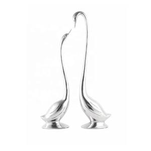 Objet de table décoratif avec visage d'oiseau fini en or Pièce d'accent sculpturale élégante pour décoration de salon et d'événement de maison de luxe - Product Image 1