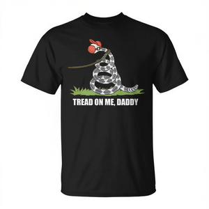 T-shirt da papà con grafica 'Tread on Me' - Categoria Promozionale - Product Image 2