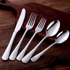 Venta al por mayor de cubiertos de acero inoxidable chapados en plata de diseñador martillado de mango largo personalizar cuchillo y tenedor cucharas conjunto - Product Image 1