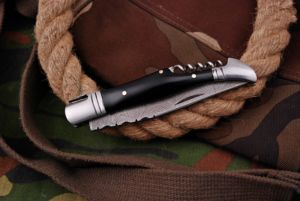 Couteau pliant fait main damas acier à haute teneur en carbone gaine en cuir de poche personnalisable couteau utilitaire manche en bois supporté OEM - Product Image 6