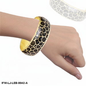 Brazalete de Cuero Negro y Latón Hecho a Mano con Estampado Animal para Mujer, Brazalete Único con Incrustaciones de Cuero Granulado y Detalles en Oro - Product Image 2