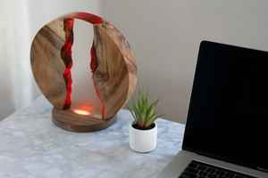Lampe de table moderne en bois et résine artistique, conçue pour une décoration intérieure élégante, des intérieurs luxueux et une utilisation festive - Product Image 6
