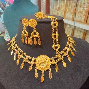 Ensemble de collier et de boucles d'oreilles en or 24 carats élégant Design complexe en forme de poire vintage pour mariage et fête Bijoux en cuivre - Product Image 1