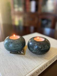 Portavelas de mármol hechos a mano, ideales para decoración rústica, que traen la belleza de la piedra natural a interiores durante las renovaciones del hogar. - Product Image 5