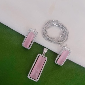 Exquisito conjunto de colgantes de diseñador con acabado plateado con pendientes con piedras AD Look para fiestas de boda colección de ropa para mujer - Product Image 1
