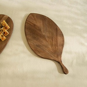 Tabla de cortar de madera redonda rústica con grano natural y artesanía resistente para elevar la decoración y la función de la cocina - Product Image 3