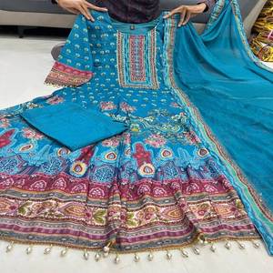 Ensemble Kurti en chinon pur confortable et élégant avec doublure en coton pur pour femmes, vêtements ethniques au toucher doux et élégant - Product Image 3