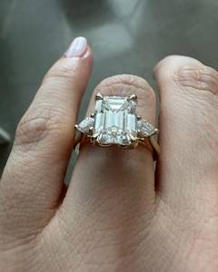 Con moissanita de corte esmeralda de 2,5 quilates y piedras laterales de corte de pera con diseño de pétalo floral hermoso anillo de compromiso para mujer - Product Image 2