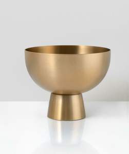 Bol de service en laiton poli doré conçu pour les offrandes de pooja ou le prasadam pendant les événements du temple et les rassemblements spirituels - Product Image 1