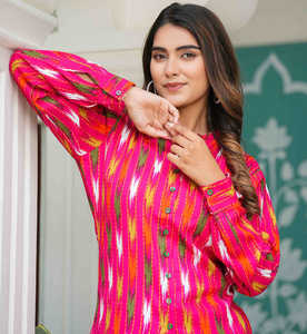 Ensemble coordonné en rayonne imprimé Ikat rose pour femmes avec haut à col chemise à manches longues et pantalon droit, conçu pour un port confortable - Product Image 3