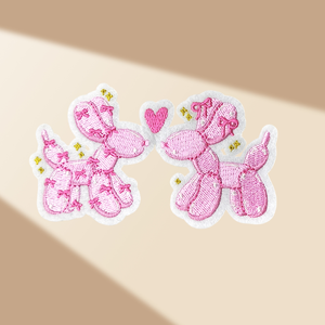 Parche Bordado de Corazón de Perro con Globos Dobles Rosas para Ropa - Product Image 1