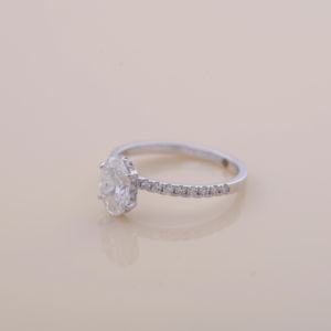 Anillo de Compromiso con Diamante Cultivado en Laboratorio de Corte Ovalado de 1.05CT, Anillo Nupcial con Banda Pavé de Oro Blanco, Rosa y Amarillo de 18K - Product Image 3