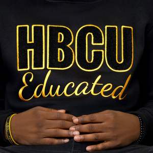 HBCU Alpha Educated Chenille Sudadera Negro y Oro Antiguo Bordado Mezcla de Algodón Premium Fraternidad Griega Divine Nine Apparel - Product Image 3