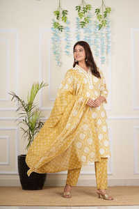 Ensemble Kurta droit en coton imprimé floral jaune pour femmes avec col en V et manches 3/4, stylé avec un pantalon imprimé et un dupatta - Product Image 4