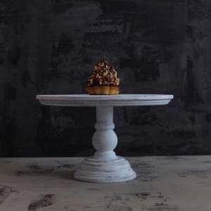 Piédestal à gâteaux en bois de charme rustique pour les événements à thème naturel, les mariages sous forme de buffet de desserts ou les fêtes de style campagnard - Product Image 2