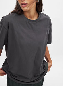 เสื้อยืดผู้หญิงคุณภาพสูง ผ้าฝ้าย 100% ทรงโอเวอร์ไซส์ ไหล่ตก หนัก 280GSM พิมพ์ลายโลโก้ด้วยเทคนิคซิลค์สกรีน แบบ 3 มิติ สำหรับฤดูร้อน - Product Image 4