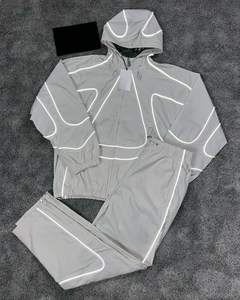 2025 OEM ODM personalizado Oversize Streetwear Casual Sweatsuit cortavientos reflectante Nylon Chándal Hombres Chaqueta y Jogger Set - Product Image 1