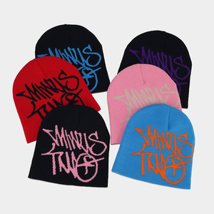 Bajo MOQ Fabricante de gorros personalizados Logotipo grande Diseño gráfico Streetwear Invierno Skull Cap Skull Hat Jacquard Knitted Y2K Beanie - Product Image 2