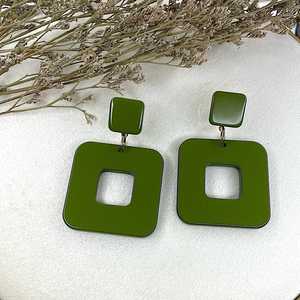 Pendientes de Resina Roja de la Mejor Calidad para Damas, Pendientes de Resina Elegantes con Piedra de Perla, Venta al por Mayor de Artesanías de Resina Bh - Product Image 1