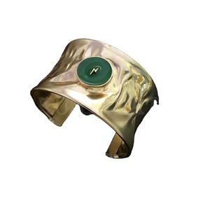 กำไลข้อมือและกำไลข้อมือดีไซน์เนอร์ทำด้วยมือสีเขียวแผ่นทองคำขนาดใหญ่ทำมือแฟชั่นงานปาร์ตี้ทำมือ - Product Image 1