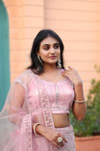 Beau et le plus tendance de mariage Lehenga avec de belles broderies, des paillettes Dori et des paillettes lourdes - Product Image 2