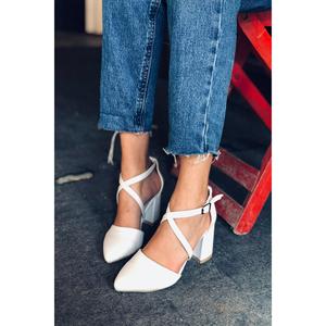 Scarpe bianche con tacco in pizzo incrociato
