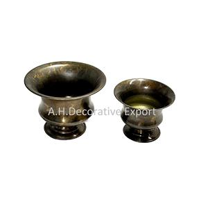 Florero de acabado dorado brillante más atractivo Florero de aluminio de diseño hecho a mano con base cuadrada para la venta - Product Image 5