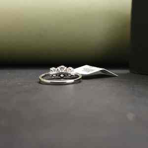 Elegante Anillo de Compromiso de Moissanita con Tres Piedras, Corte Ovalado, Oro Sólido de 18 Quilates, Acero Inoxidable, Certificado IGI, para Regalo de Cumpleaños - Product Image 5