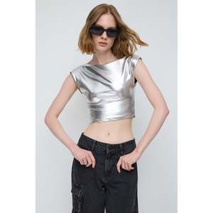 Crop top basique avec dos brillant, design décontracté de longueur courte, logo sur le devant - Product Image 1