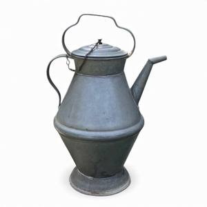 Vase à eau en métal authentique vintage, grand modèle, avec couvercle à chaîne et bec verseur étroit, rustique, pour plantes d'intérieur et d'extérieur - Product Image 1