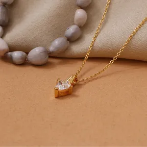 Collier tendance avec pendentif triangle plaqué or pour femmes, bijoux en acier inoxydable avec diamant et chaîne à maillons - Product Image 1