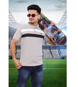 Media Camiseta de cuello de tela suave transpirable para hombres diseñada para la comodidad de todo el día - Product Image 1